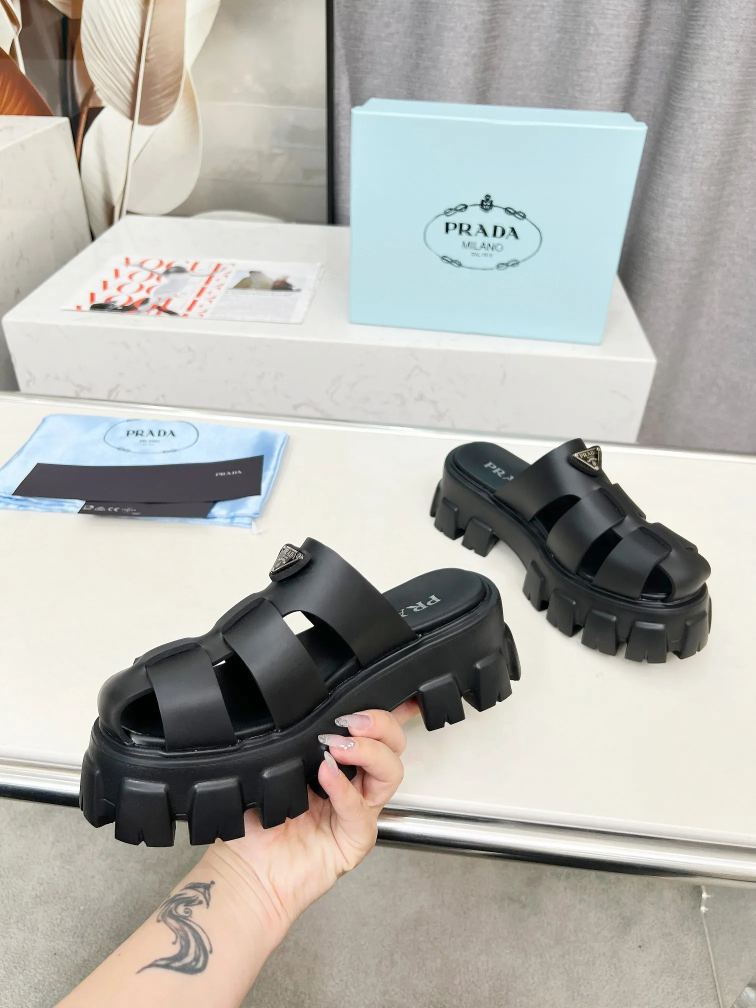 👟👟Ex-factory price 460👟👟 prada Roman shoes will definitely make you fall in love with them! The latest spring and summer sawtooth Roman braided thick-soled sandals E64, retro, fashionable and avant-garde gear teeth, 55mm thick-soled soles and uppers, making the whole pair of shoes light and comfortable. Bright colors, a variety of choices to satisfy fashionable people of different styles! The iconic metal triangle logo is paired with the shape of ancient beach sandals. Every design element is fashionable! Color: black and white Size: 35-41